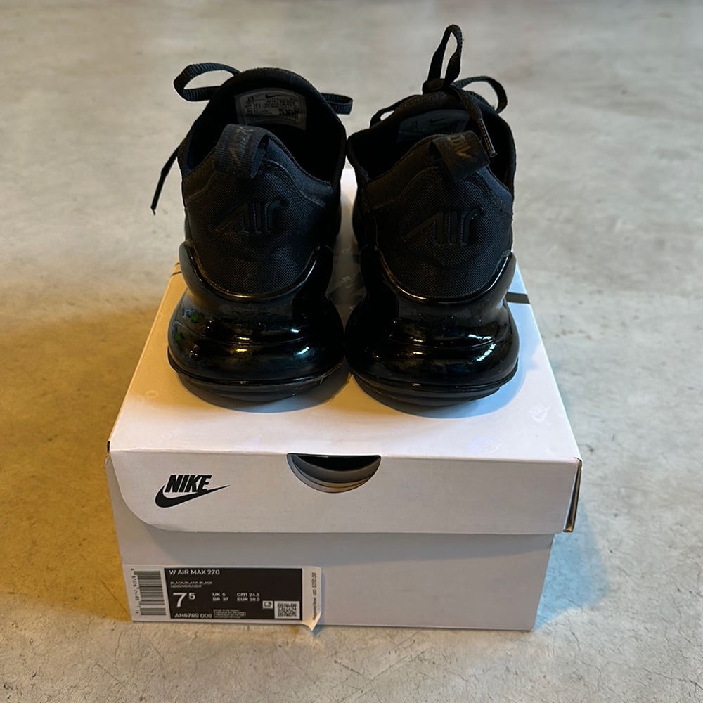 Nike Air Max 270 in All Black